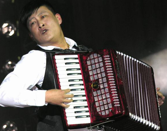 帅男花样乐器表演