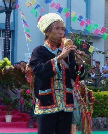 德宏州梁河县群众欢度葫芦丝节